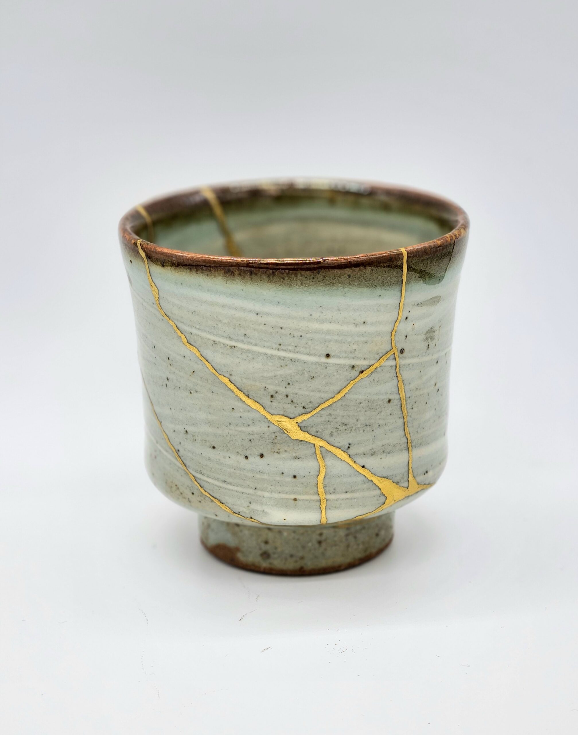 金継ぎによる湯呑み 割れの修繕事例 ｜ 金継ぎ工房かなまる